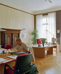 123519 Interieur van het Stadhuis (Stadhuisbrug 1) te Utrecht: drs. J. Leijenhorst, wethouder van Jeugdbeleid, ...